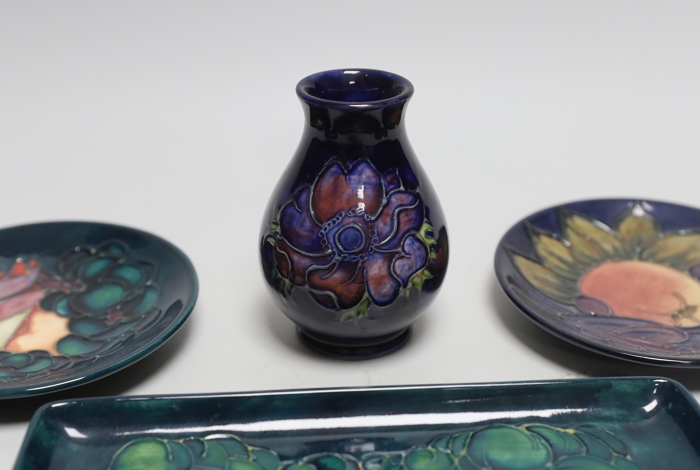 Four Moorcroft small circular dishes, a rectangular dish, and a small vase (6)